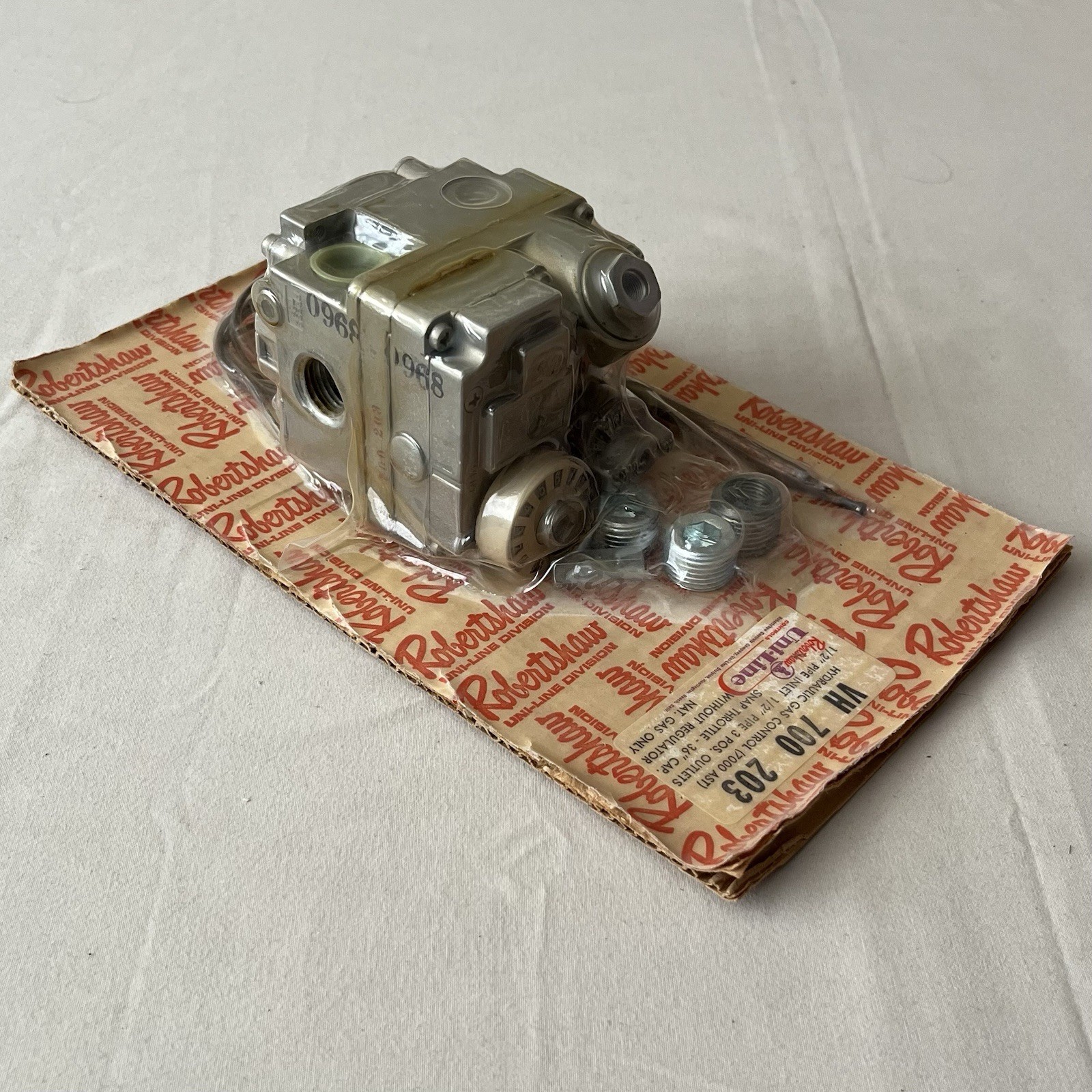 NOS Robertshaw Hydraulic Natural Gas Valve Controls 1/2″ In/Out VH 700 203
