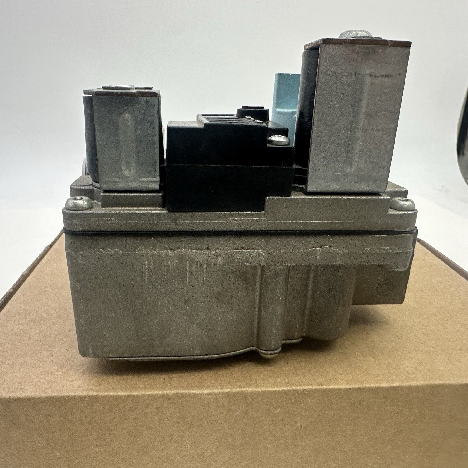 White Rodgers 36E93 304 Manifold Gas Valve 36E93304 Unknown Working Condition