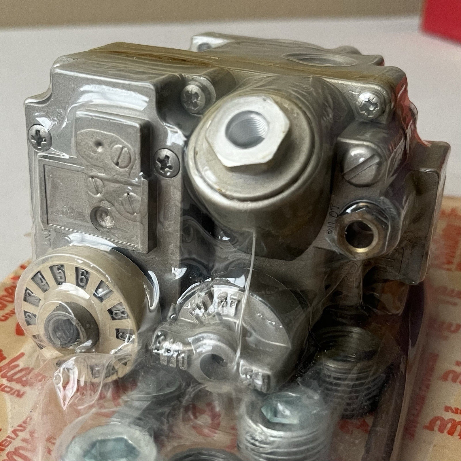 NOS Robertshaw Hydraulic Natural Gas Valve Controls 1/2″ In/Out VH 700 203