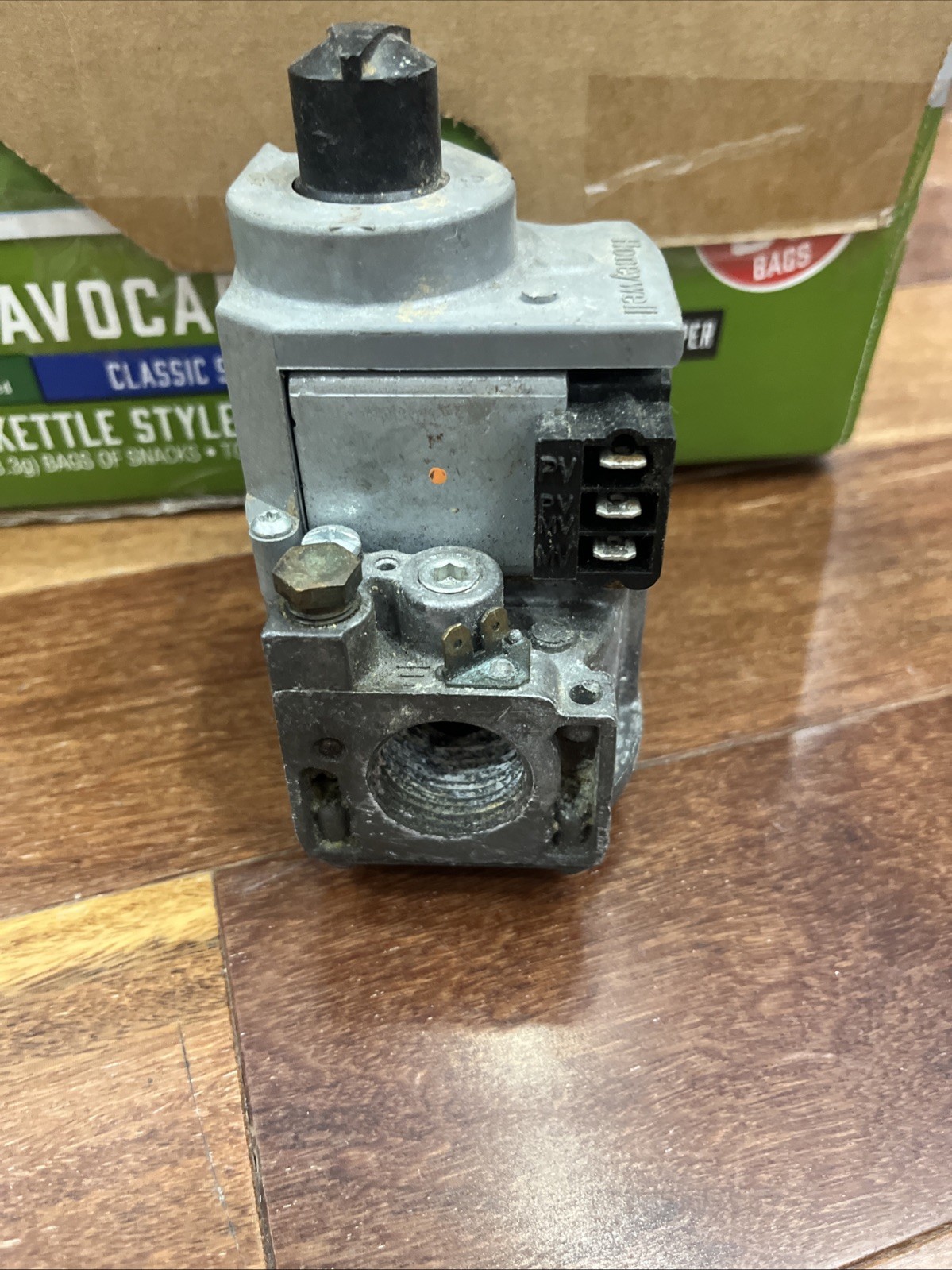 New Honeywell VR8345M4302 Electronic Ignition Dual Auto Valve Combo Gas Control