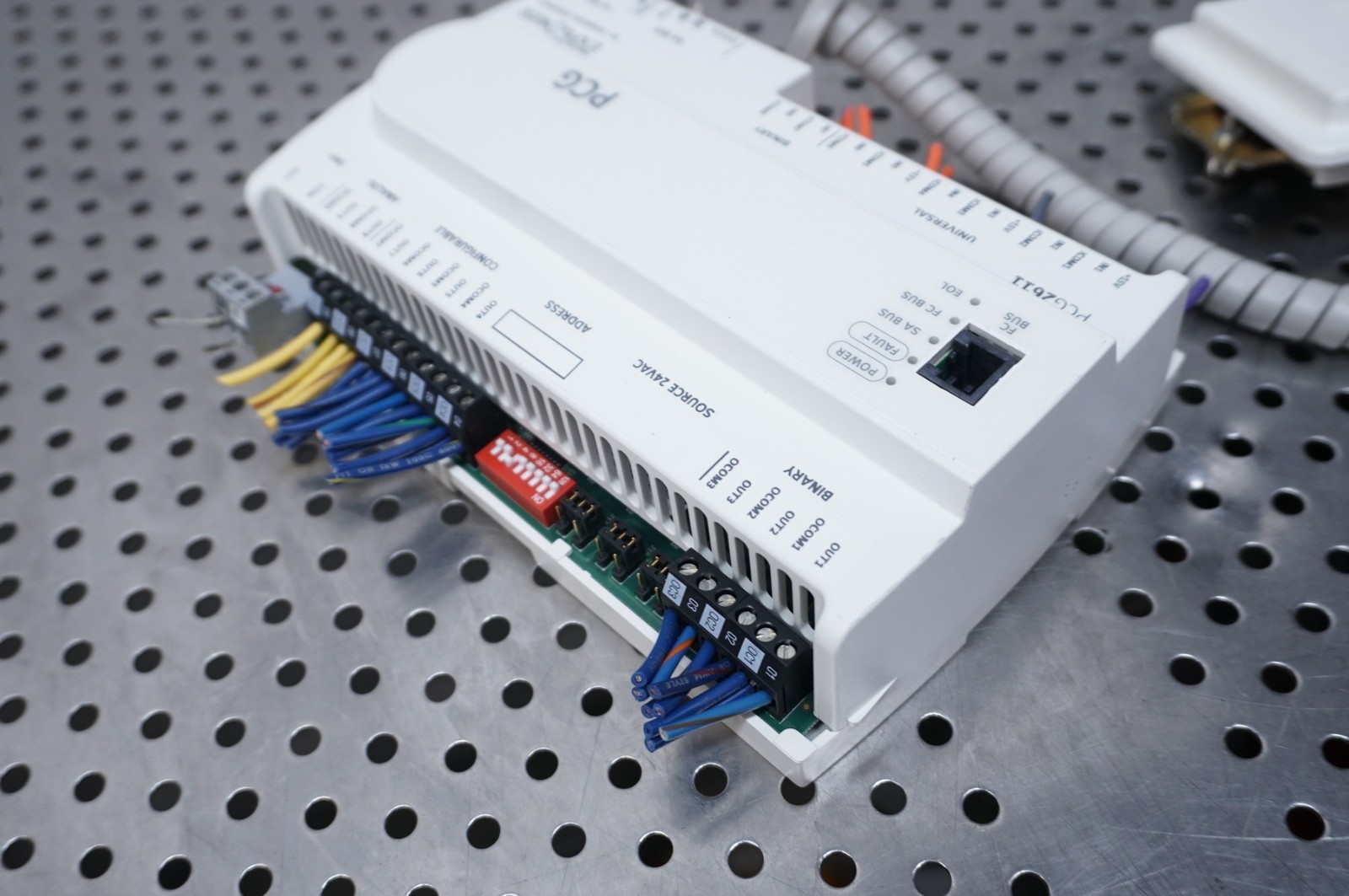 JOHNSON CONTROLS PCG2611 FX-PCG2611-0 Rev L PROGRAMMABLE CONTROLLER w/ display