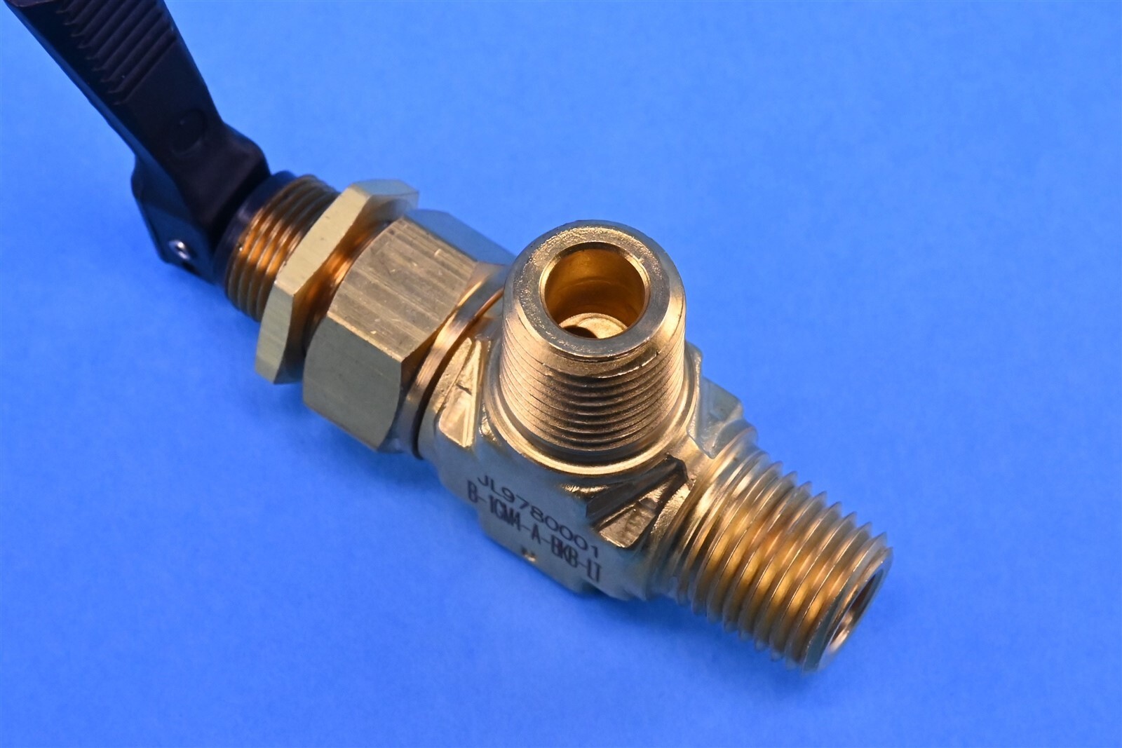 Swagelok Brass Angle-Pattern Toggle Valve 1/4 in NPT B-1GM4