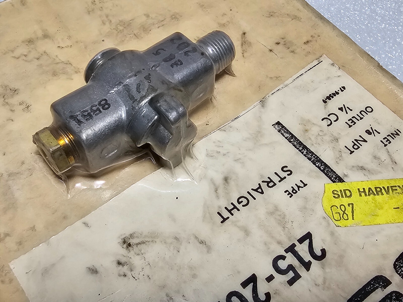 Sid Harvey Straight Pilot Valve D-215 (215-202), 1/8″ NPT x 1/4″ Compression