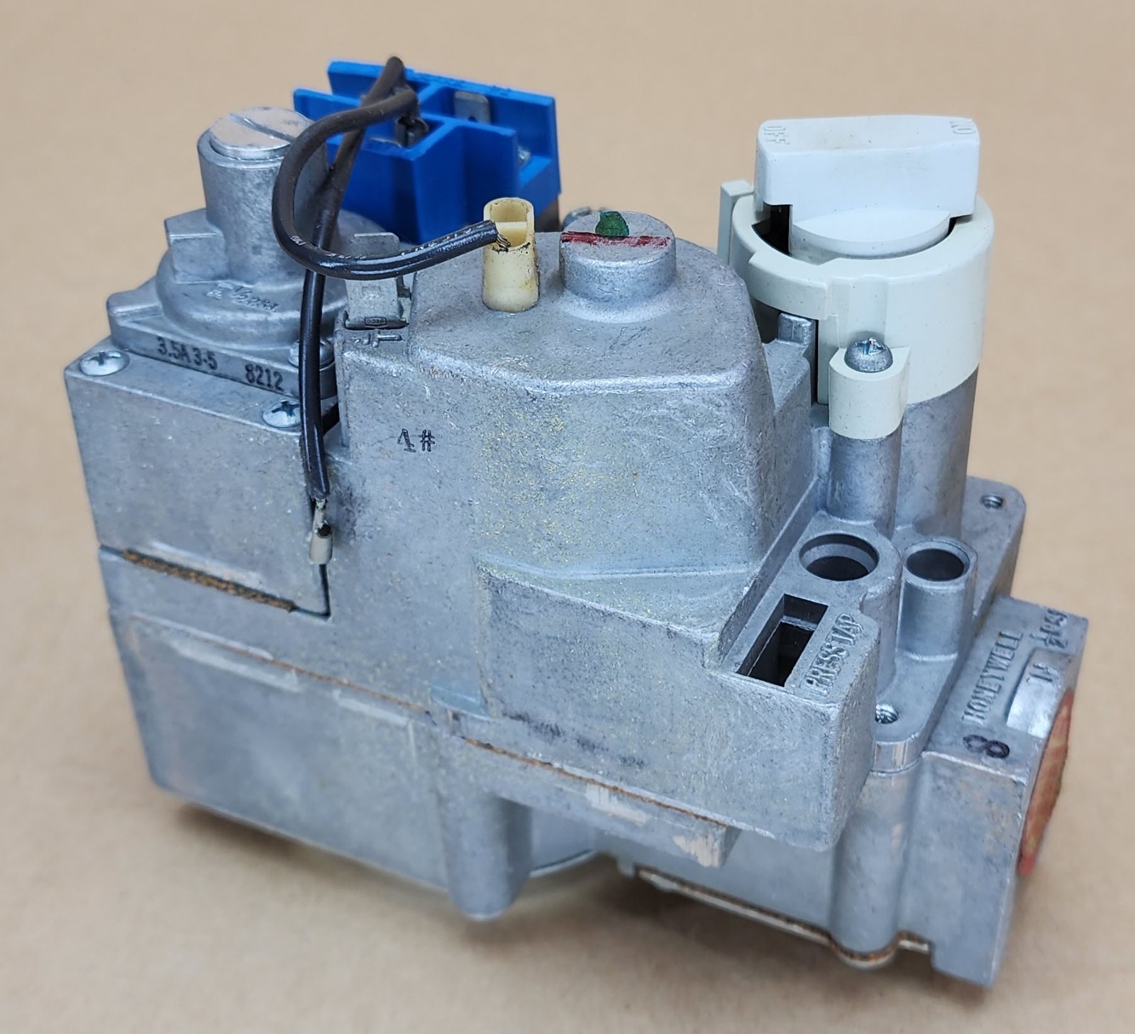 Honeywell VR844M1014 24 V 60 Hz Natural Gas Valve in 1/2″ out 1/2″ VR844M 1014
