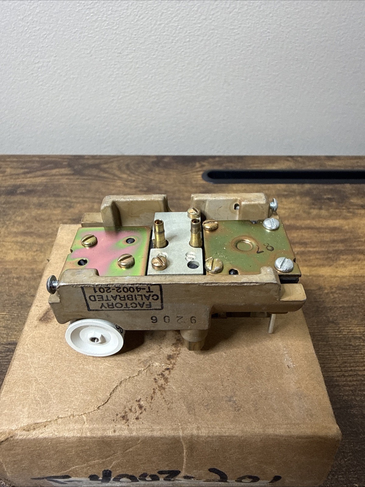 Johnson Controls T-4002-201 Direct-Acting Single Temperature Thermostat