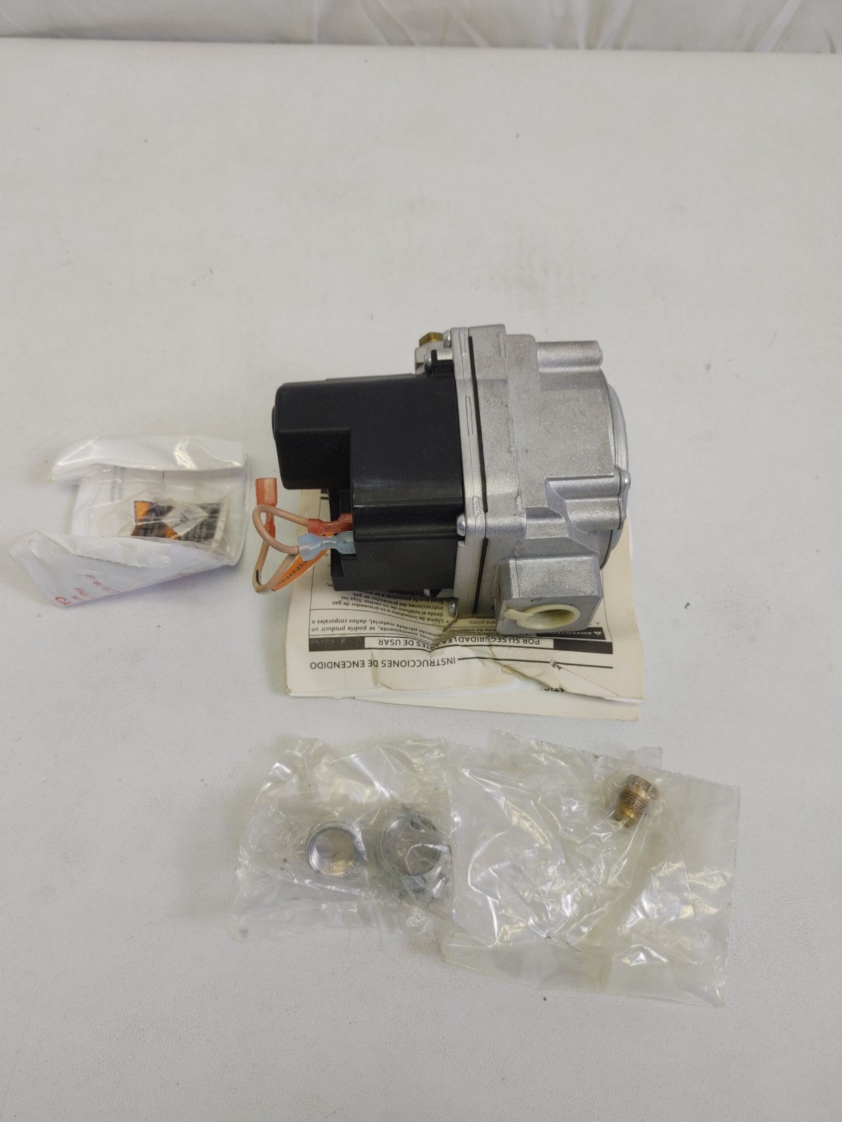 White-Rodgers Model 36H32-304 GAS VALVE UNUSED IN A WORN BOX