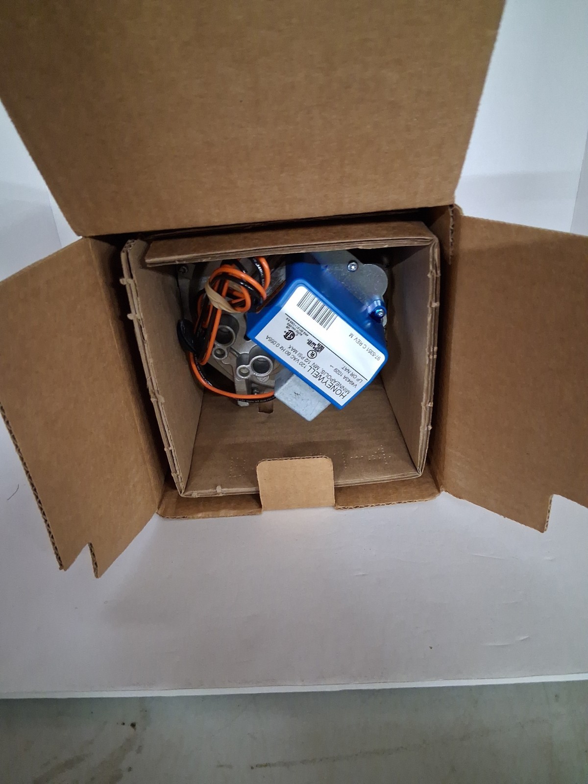 NEW IN BOX! Honeywell 1.25″ DIAPHRAGM 120V, NATURAL OR LP GAS VALVE V4943A 1029