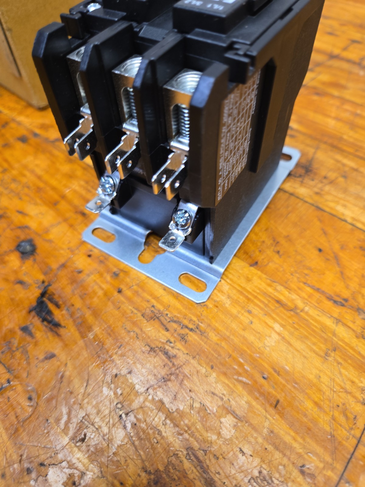 C25DNF340A Eaton / Cutler Hammer Contactor – 40 Amp 3 Pole 110/120V Coil