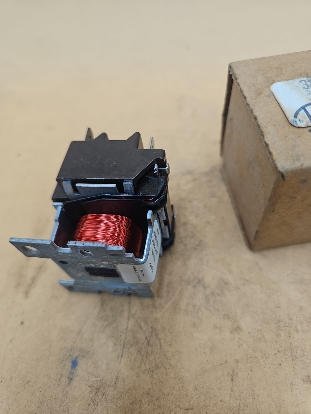 Honeywell R8222B1091 Lennox 38276 24V Relay. P-8-8479