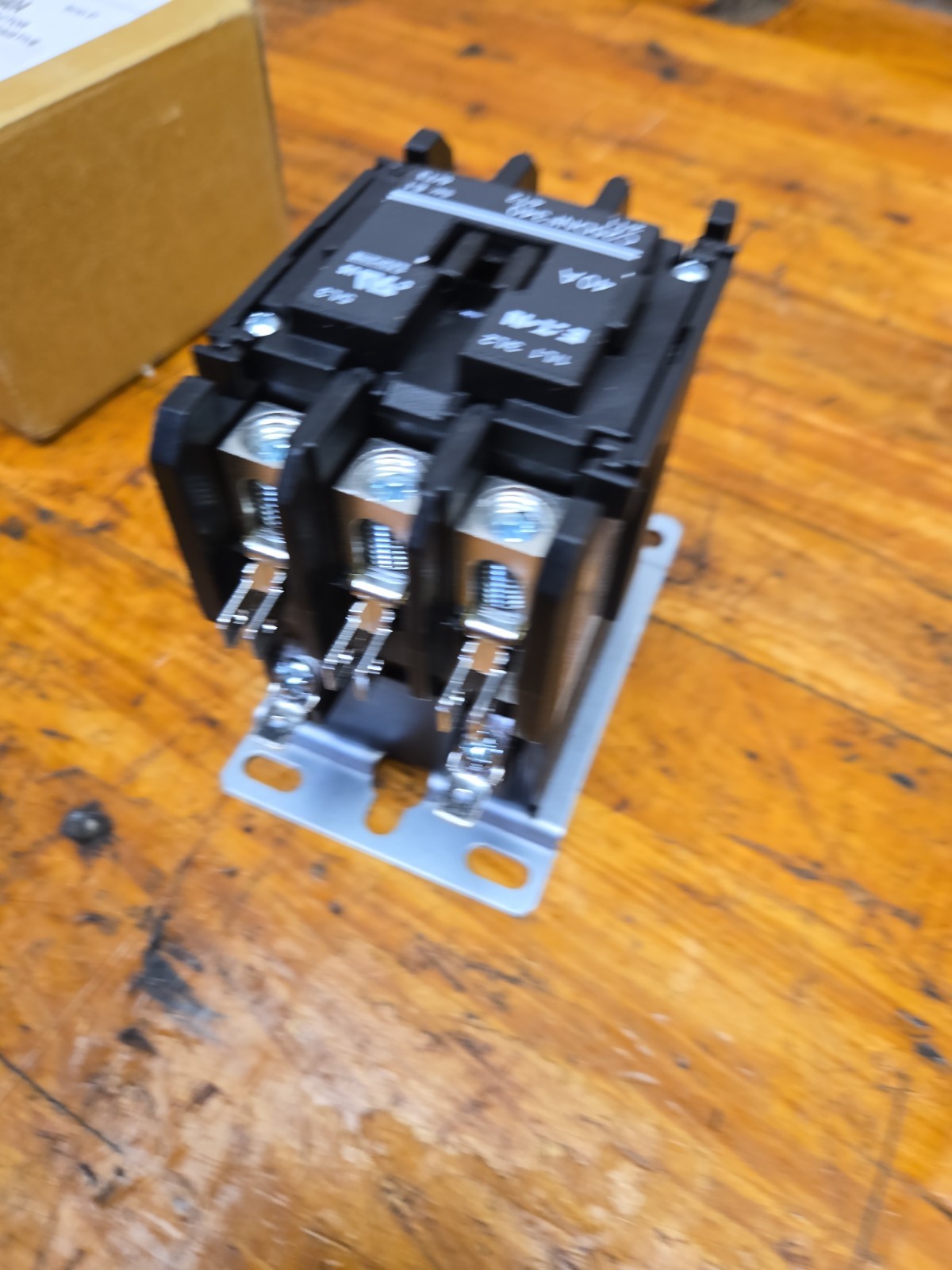 C25DNF340A Eaton / Cutler Hammer Contactor – 40 Amp 3 Pole 110/120V Coil