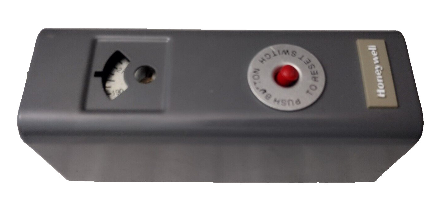 4006E1026 Honeywell Aquastat Controller 130-270F TEMP RANGE, 3/4 IN. NPT, 3″