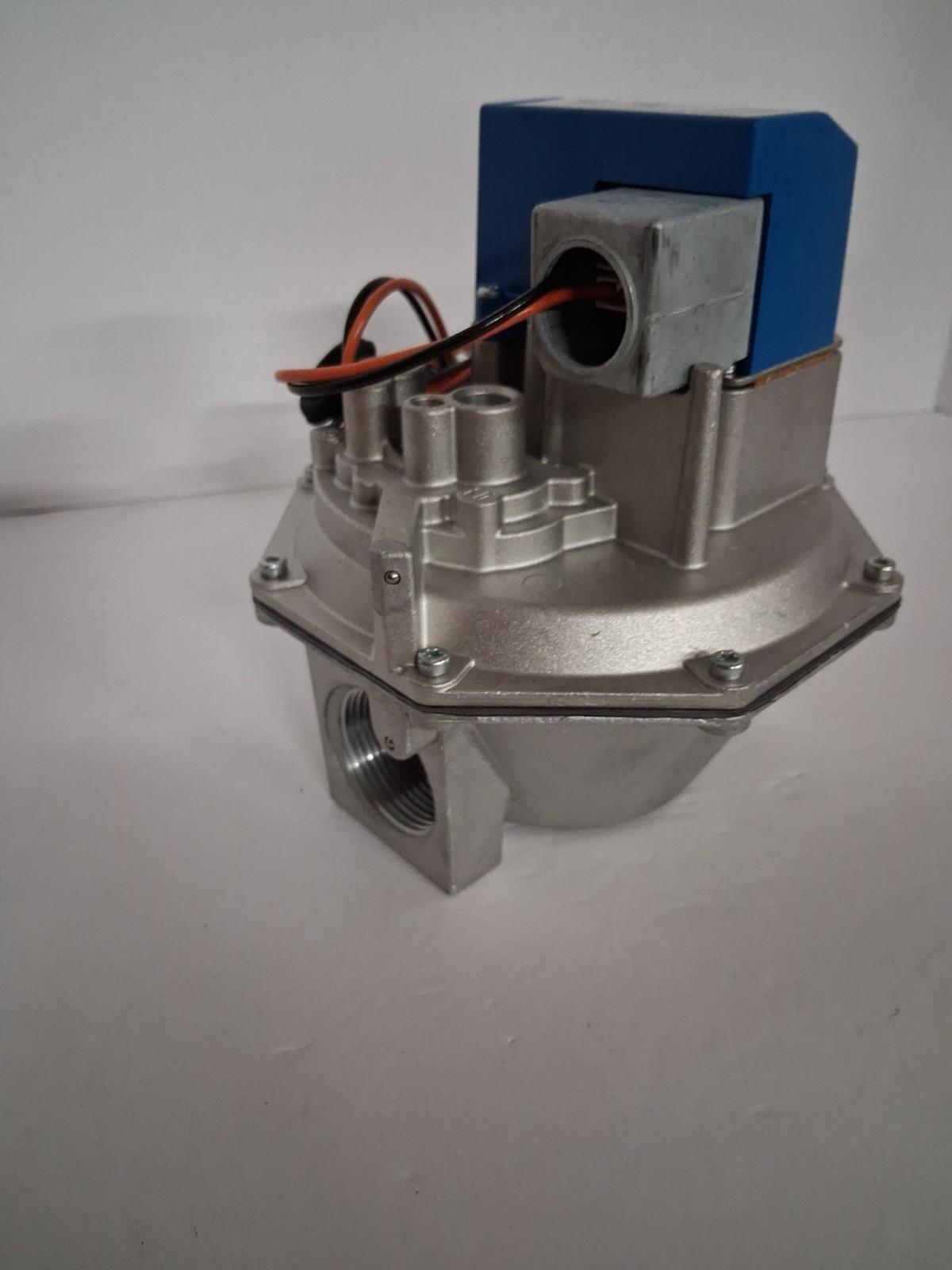 NEW IN BOX! Honeywell 1.25″ DIAPHRAGM 120V, NATURAL OR LP GAS VALVE V4943A 1029