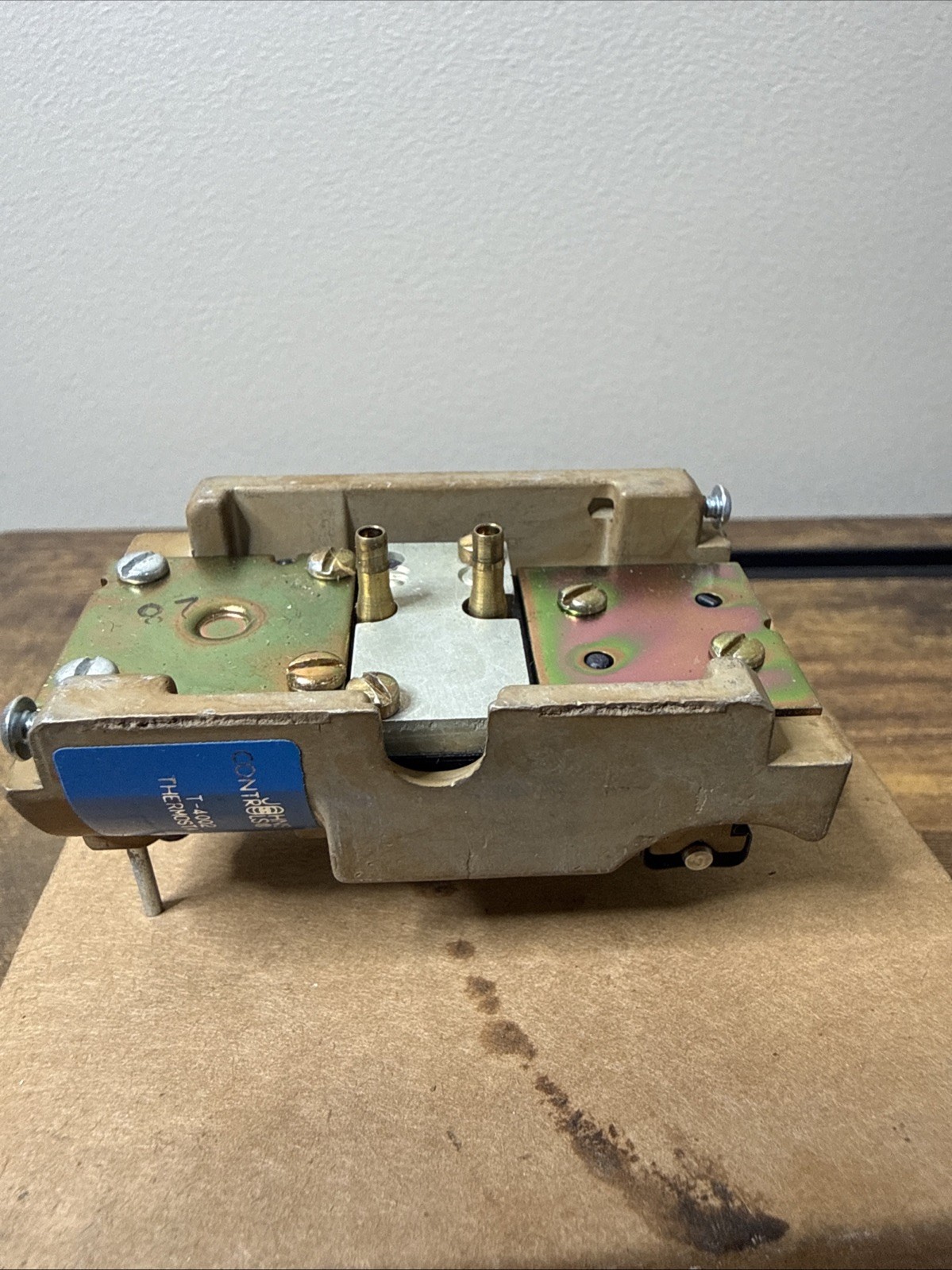 Johnson Controls T-4002-201 Direct-Acting Single Temperature Thermostat