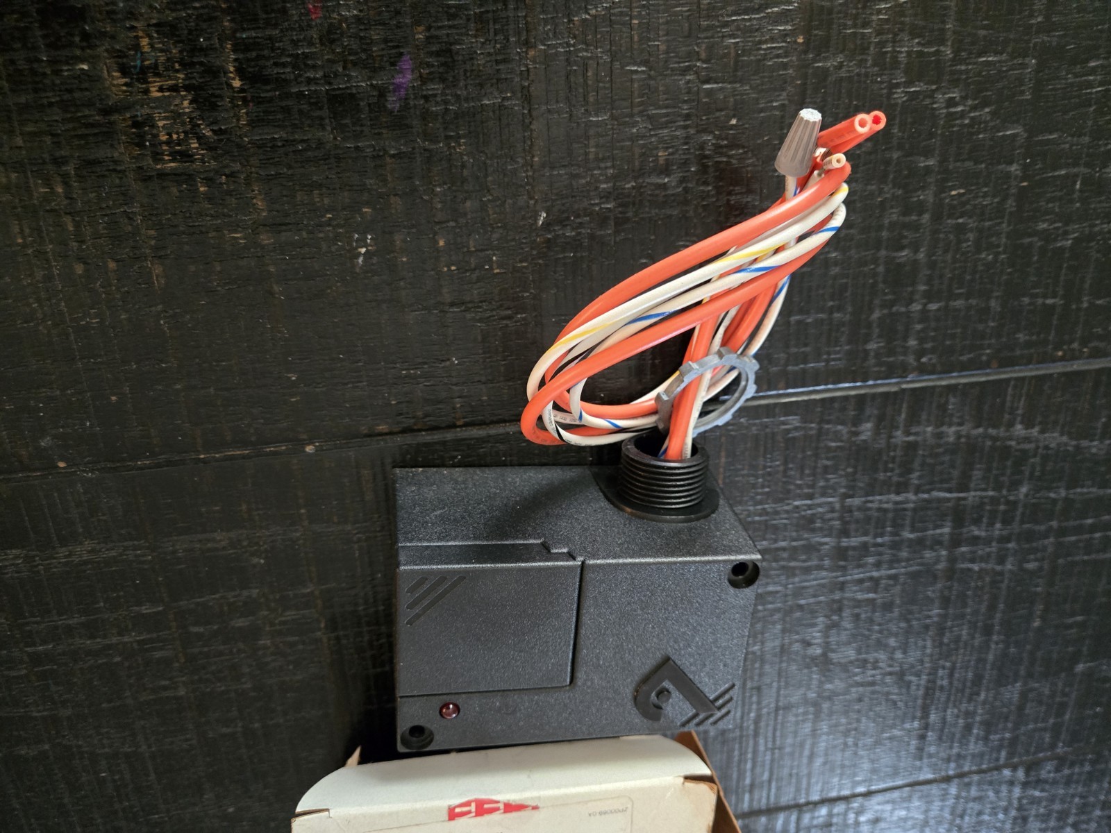 Veris V121 Victory 121 Enclosed Relay, HOA Switch, 120 VAC NIOB