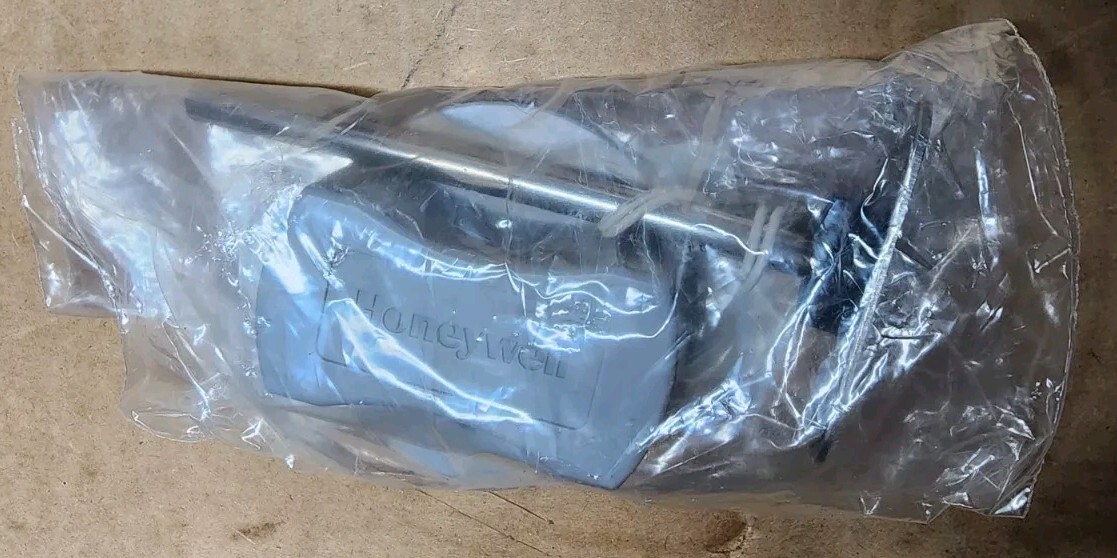 Honeywell Miller Equipment Interface Module YTHM5421R1010, 12z040, Red Link Tech