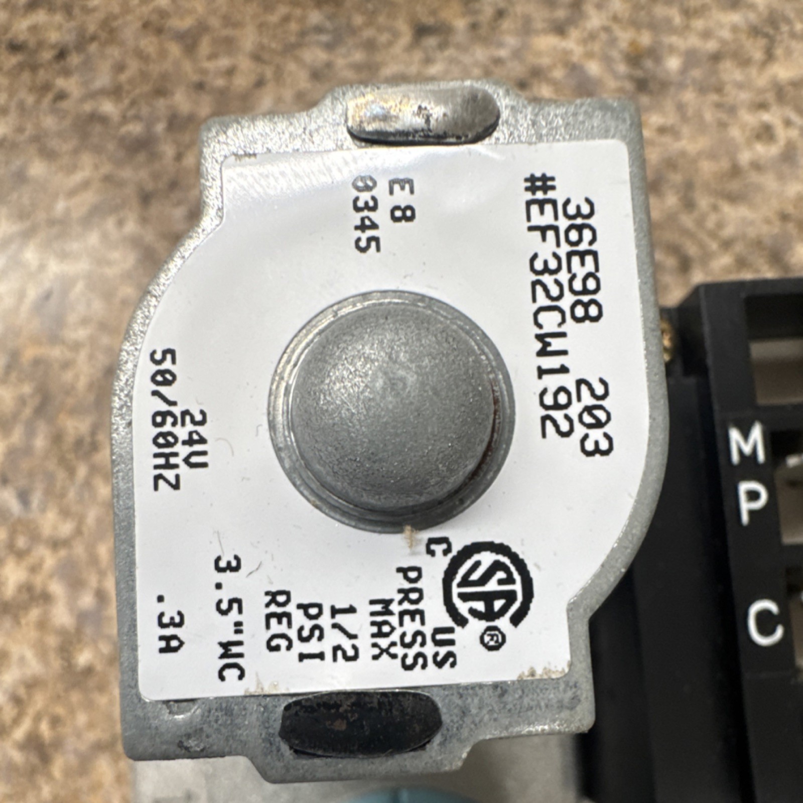 Carrier EF32CW192 Gas Valve 1 Stage Redundant 24V 50/60Hz 3.5″ WC 1/2″ NPT