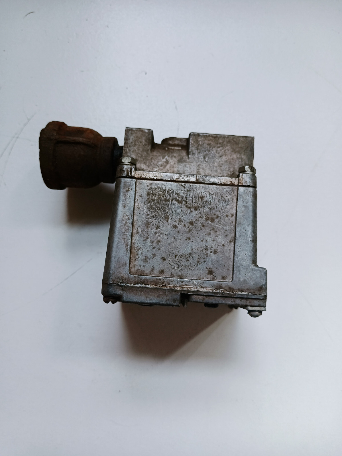 honeywell gas valve type v80a6dj3x3 24v .65a .60cy 8 oz press g-1p 3/8
