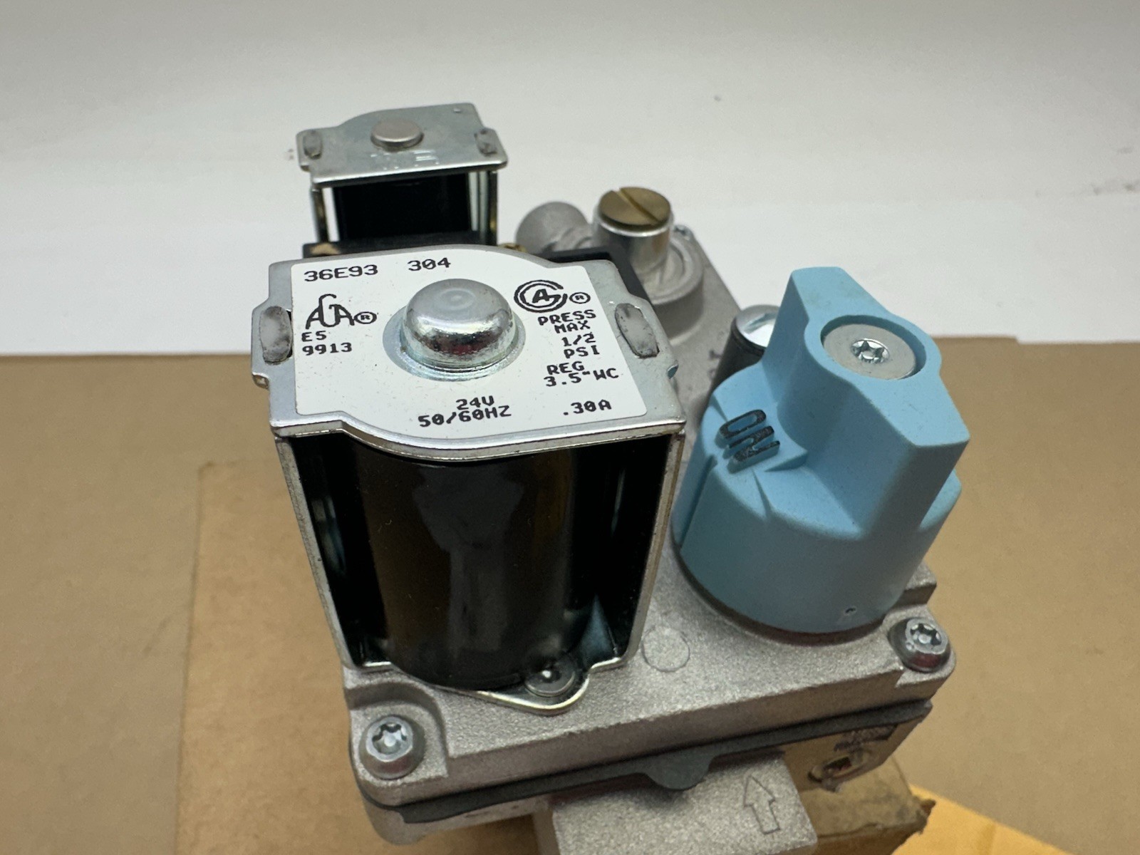 White Rodgers 36E93 304 Manifold Gas Valve New Old Stock In Box