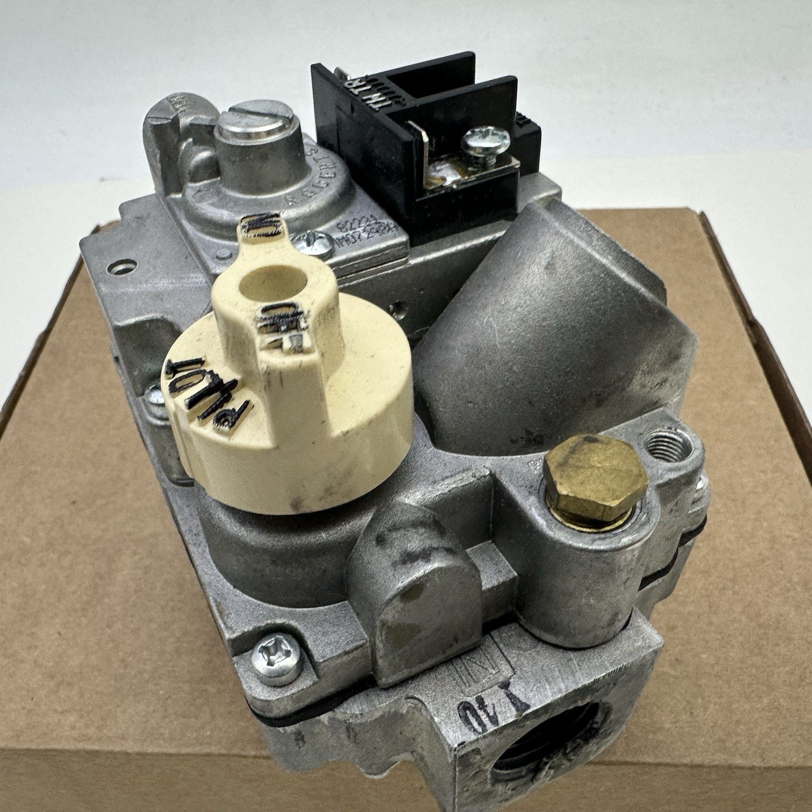 700-428 Robertshaw 24V Slow Open Natural Gas Valve 1/2 x 3/4″ – 7000BER-S7C READ