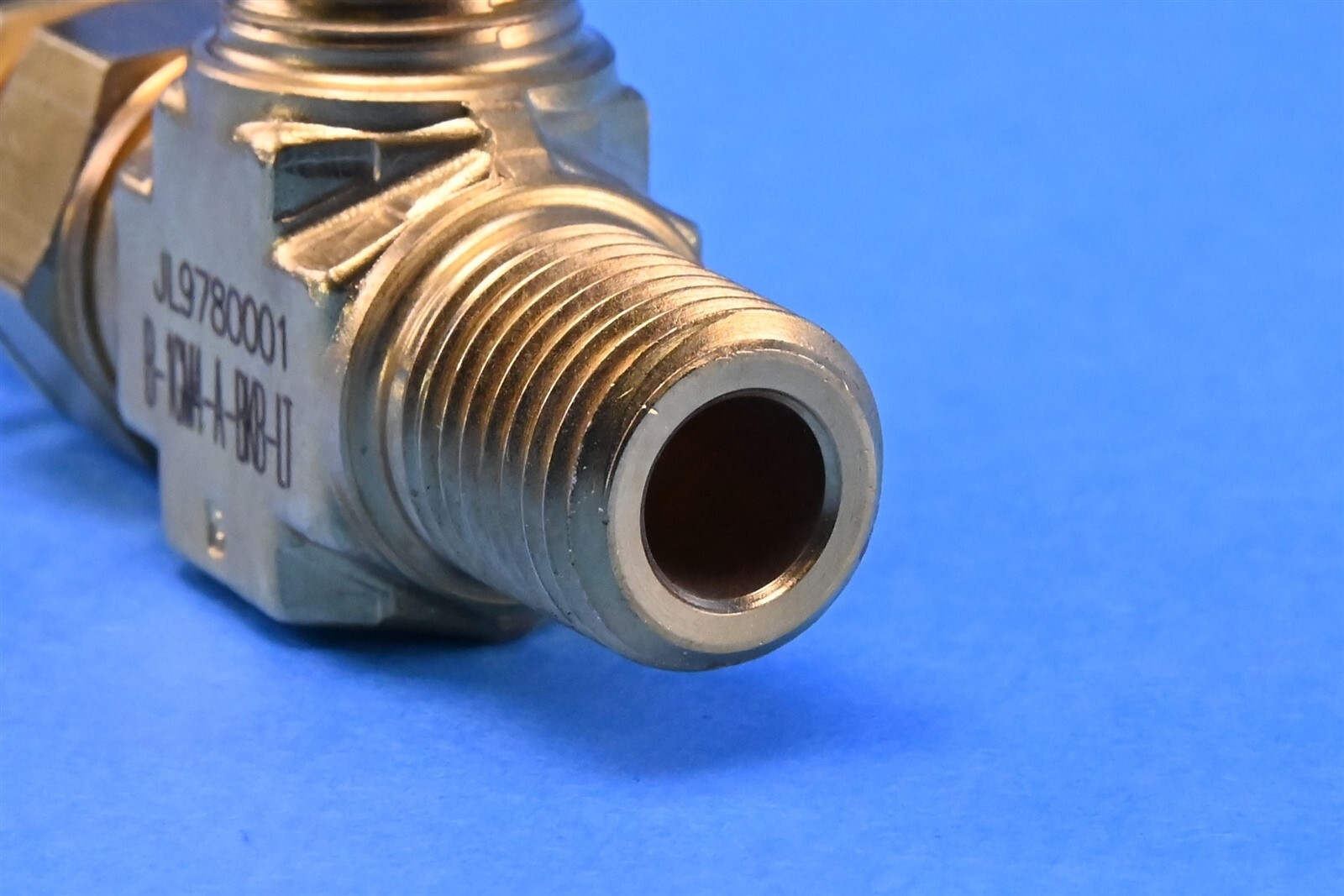 Swagelok Brass Angle-Pattern Toggle Valve 1/4 in NPT B-1GM4