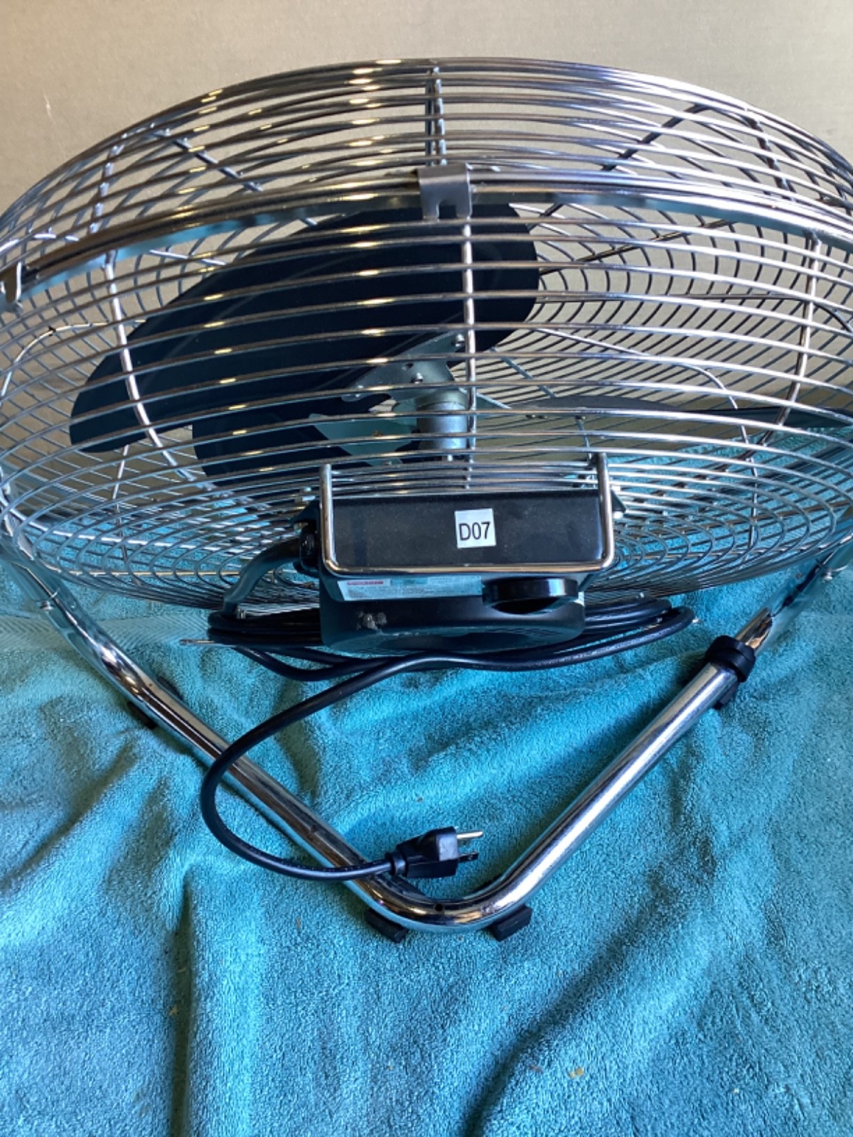 Dayton 2Ly91 Industrial Fan Free Standing 16” In Excellent Condition