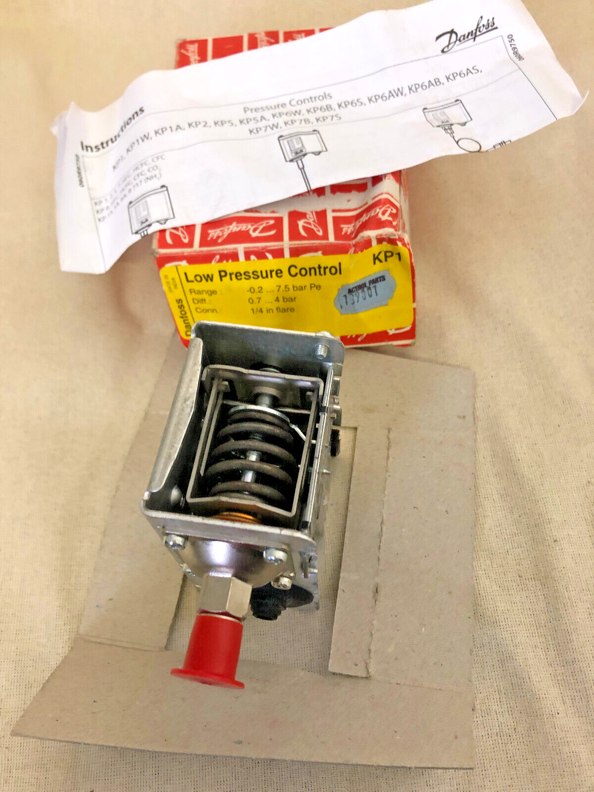 DANFOSS Low Pressure Control KP1 PN 060-110191 Range -0.2….7.5 Bar Pe 1/4″ Fla