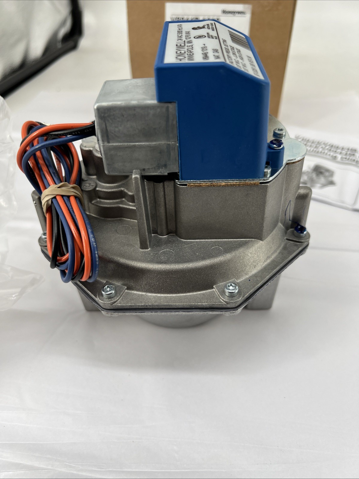 Honeywell V8944B 1019 Diaphragm Gas Valve, 24V, 50/60 Hz, 1” NPT, 1/2 PSI, NG
