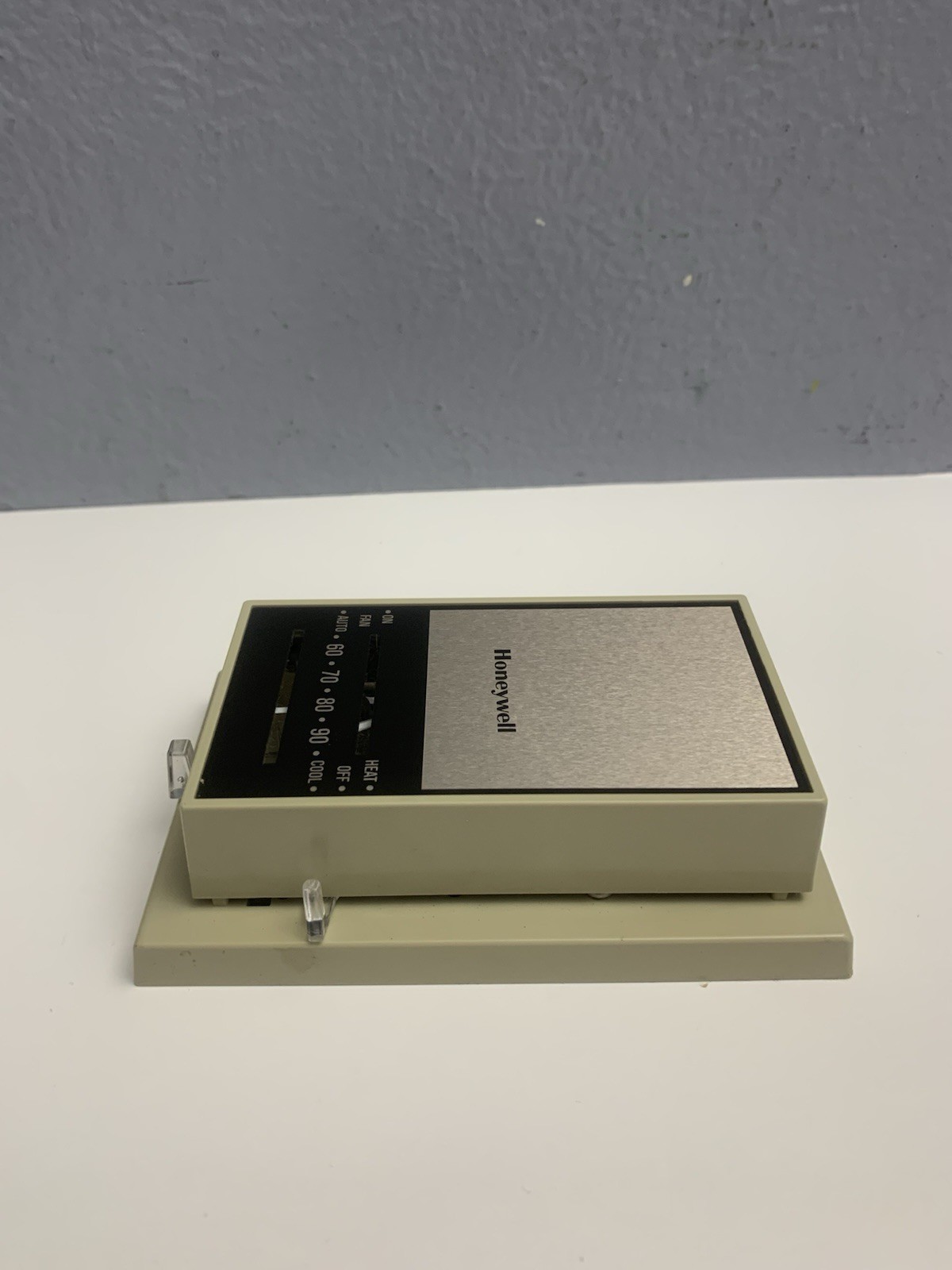 Vintage Honeywell T834C1137 Manual Mechanical Heat Cool Thermostat