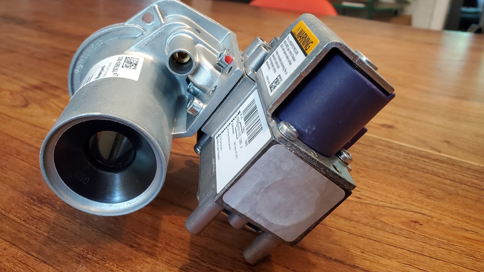 HONEYWELL VK8115V 1366 w/VK8115F GAS VALVE. 1 gasket and 2 screws included.