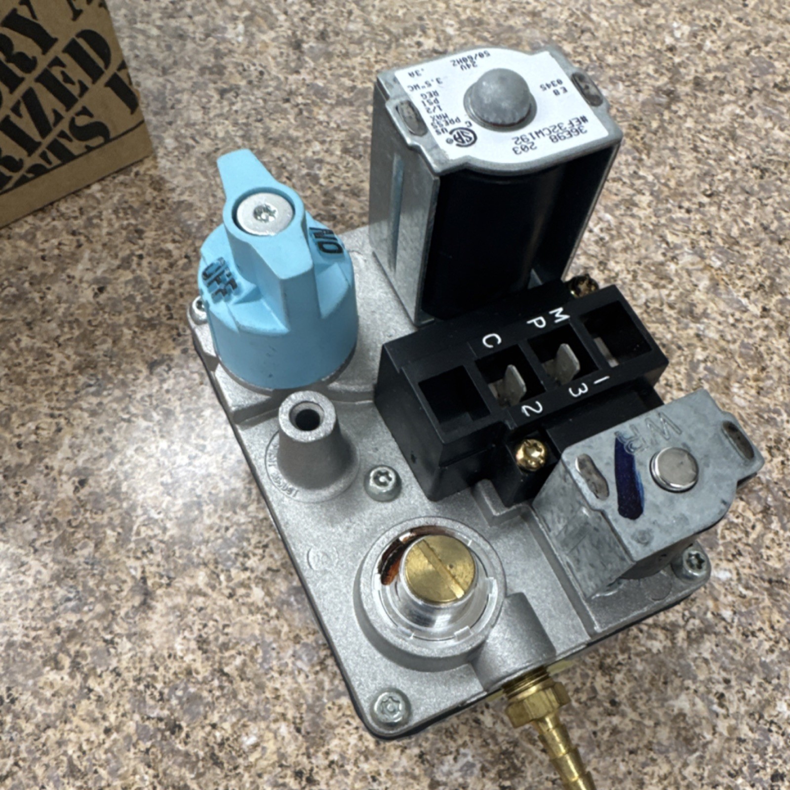 Carrier EF32CW192 Gas Valve 1 Stage Redundant 24V 50/60Hz 3.5″ WC 1/2″ NPT