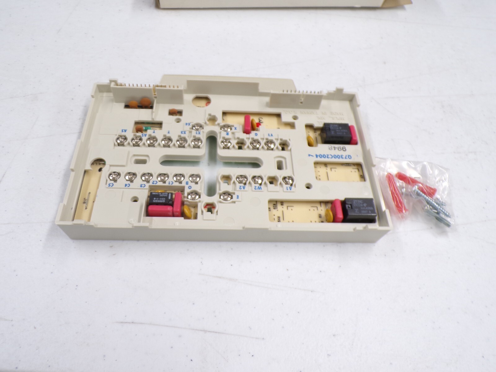 Q7300C2004-HONE HONEYWELL SUBBASE E HT/AUX HT/RMT SNSR 1