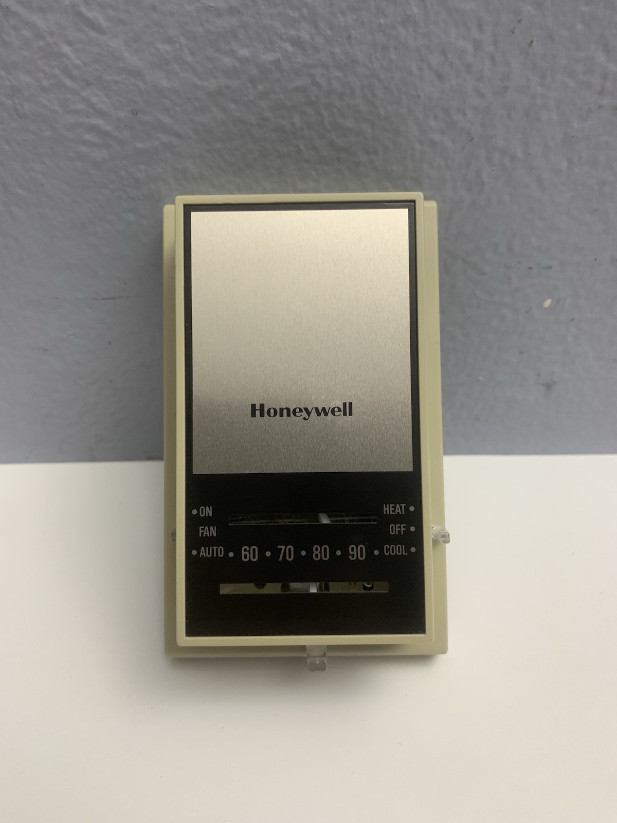 Vintage Honeywell T834C1137 Manual Mechanical Heat Cool Thermostat
