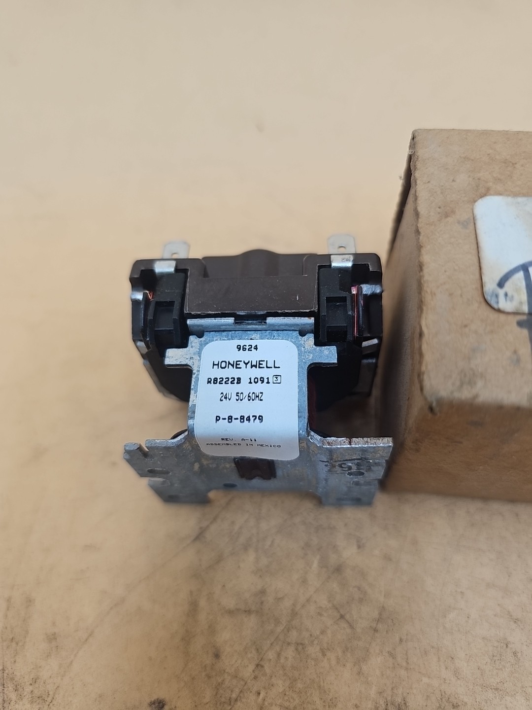 Honeywell R8222B1091 Lennox 38276 24V Relay. P-8-8479