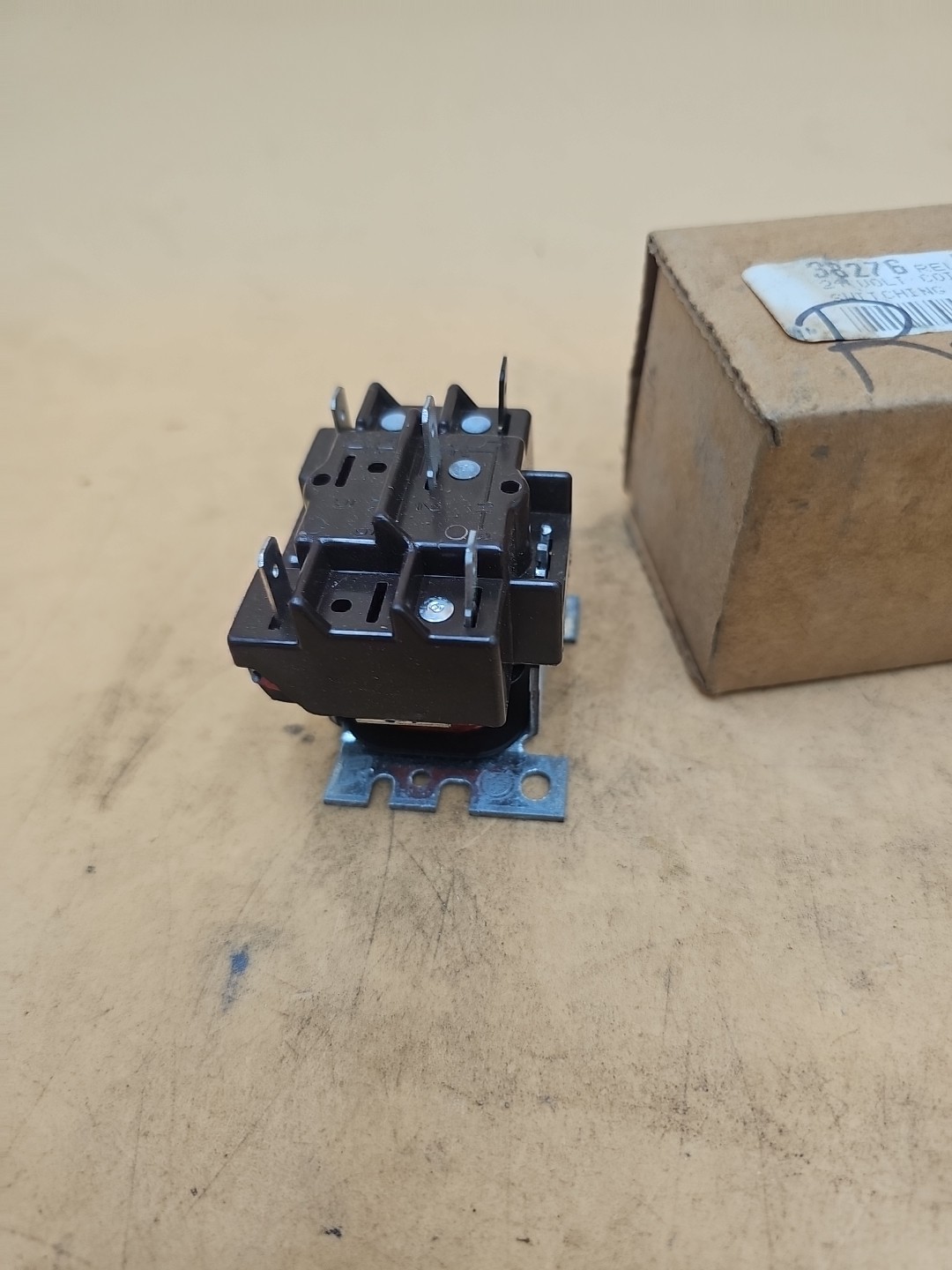 Honeywell R8222B1091 Lennox 38276 24V Relay. P-8-8479