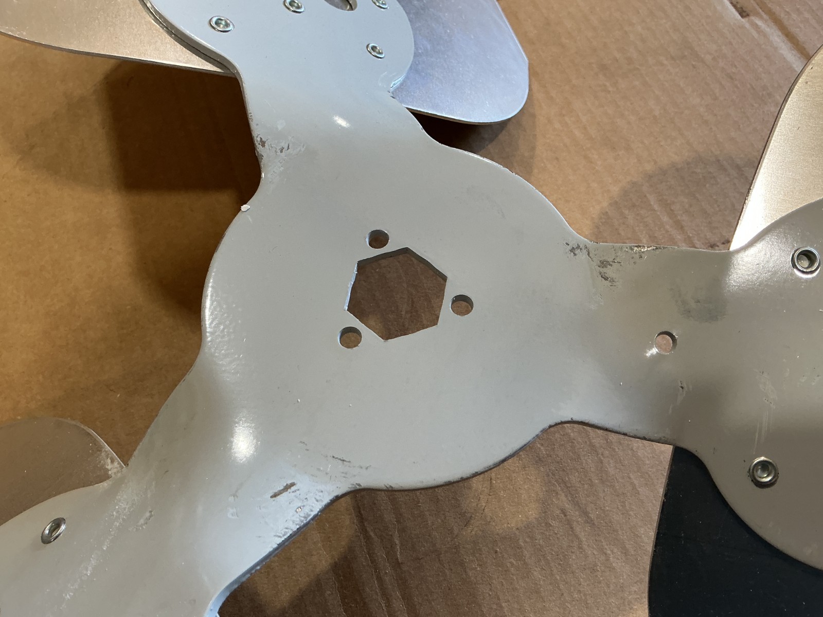 New LAU Parts 60557301 Fan Blade 3-Blade Dia-22″ Pitch-27″ 1140RPM – No Box