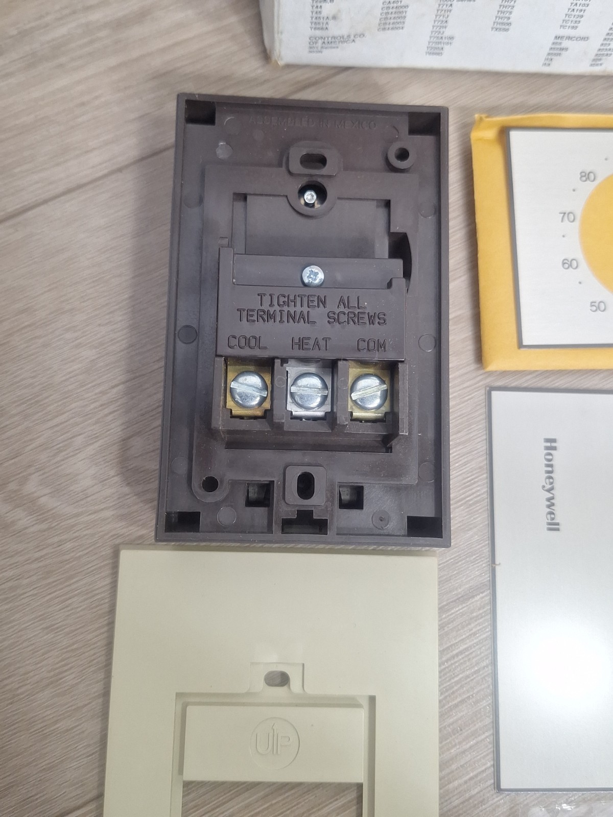 New Honeywell T651 A 2028 / T651A2028 Line Voltage Heat-Cool Thermostat