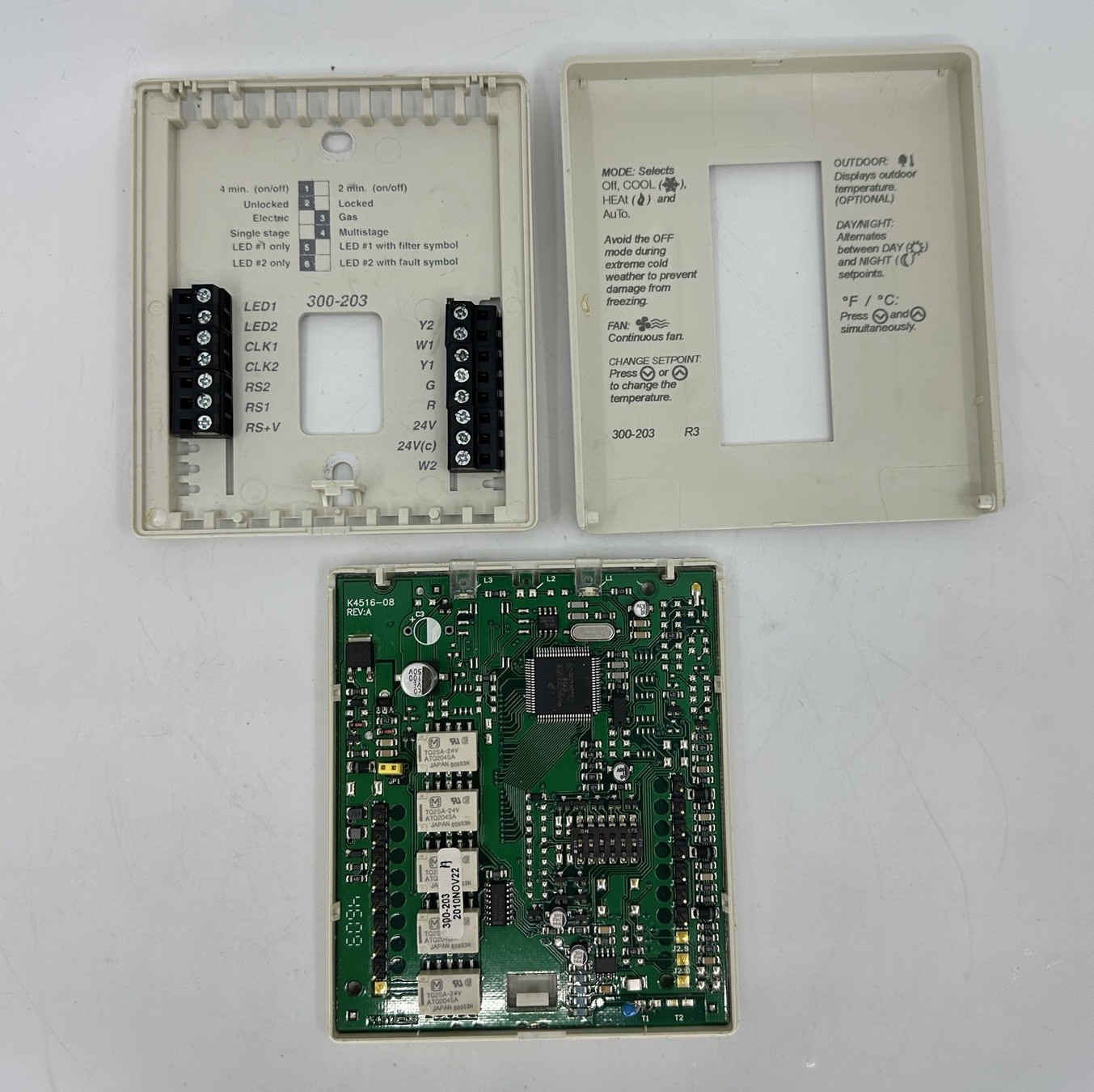 Robertshaw 300-203 Digital Thermostat 24Vac Auto Changeover