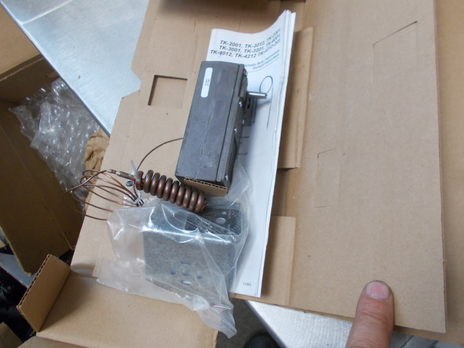 F26) t.a.c. Pneumatic Bulb Thermostat TK-3201