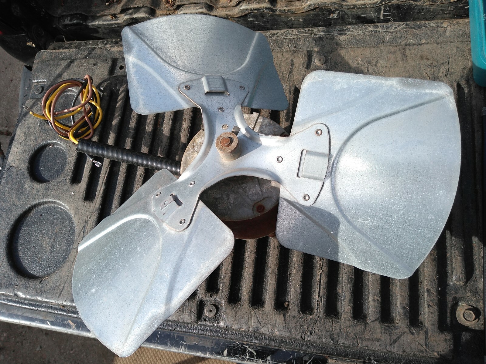 24GG24 FAN FROM A/C CONDENSER, 220VAC 0.1 HP, 1100RPM, 18″ DIAM, 4″ PITCH, GC
