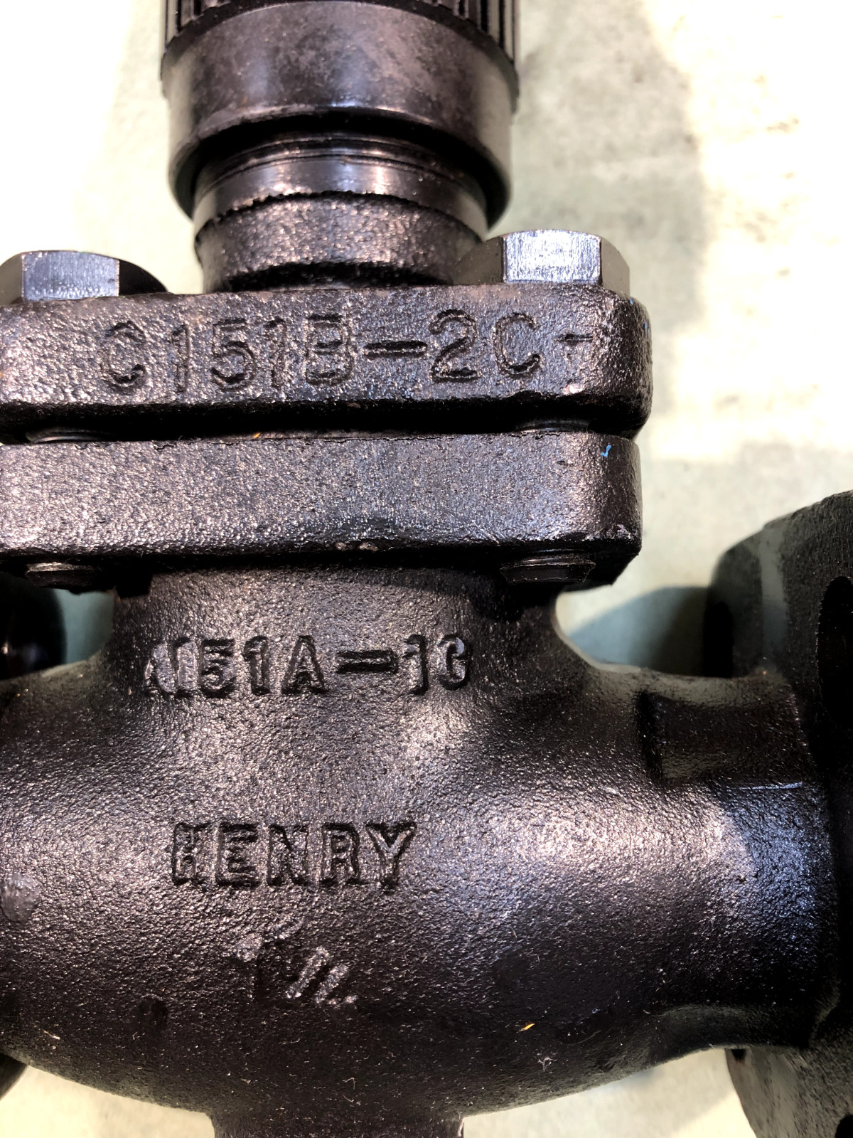HENRY VALVE C151B-2C SHUT OFF VALVE PACKED GLOBE FLANGED 1-1/4″ AMMONIA NEW
