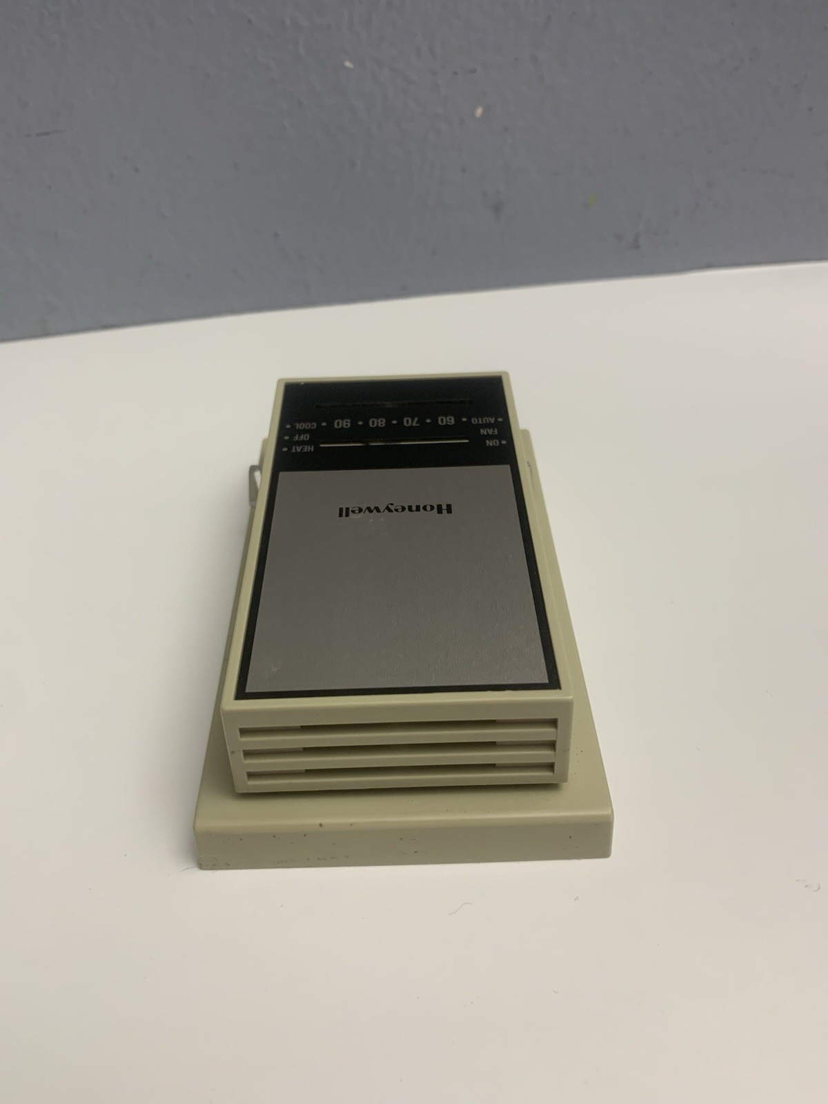 Vintage Honeywell T834C1137 Manual Mechanical Heat Cool Thermostat