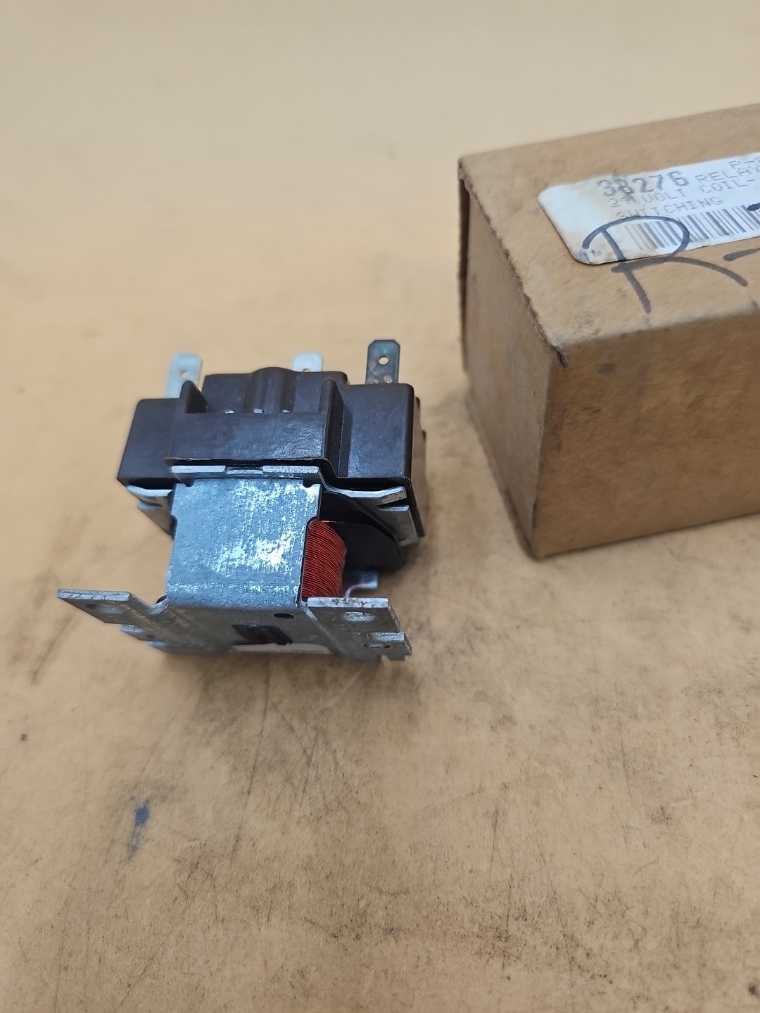 Honeywell R8222B1091 Lennox 38276 24V Relay. P-8-8479
