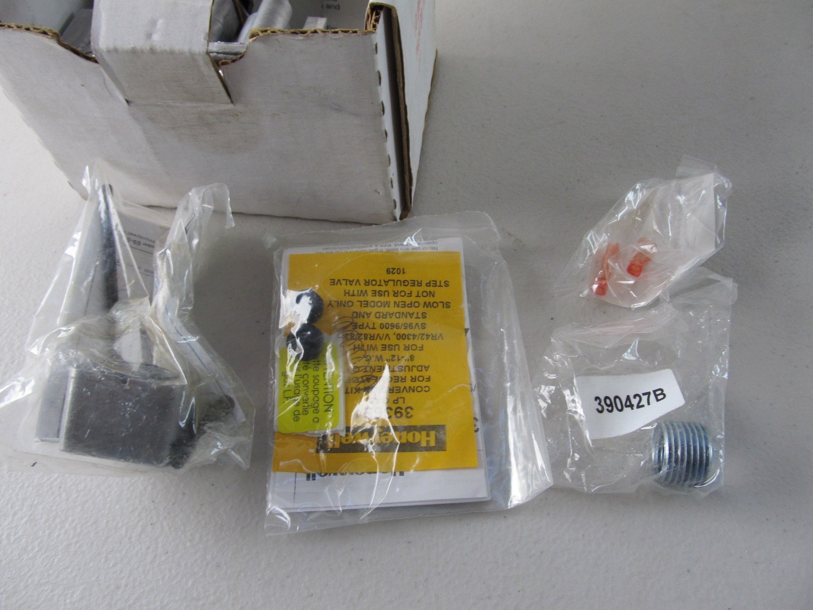 Honeywell VR8205A2024 Gas Valve Direct Ignition 24 VAC 1/2″ 150k BTU, NEW in Box