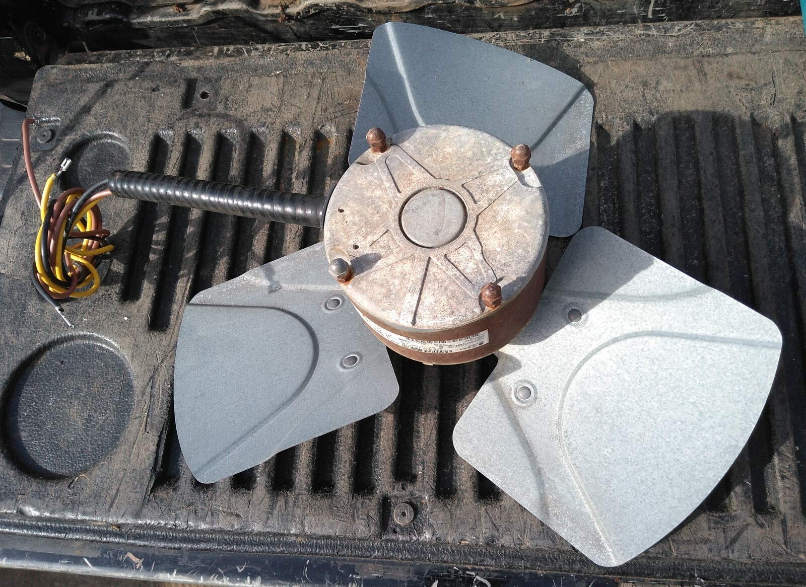 24GG24 FAN FROM A/C CONDENSER, 220VAC 0.1 HP, 1100RPM, 18″ DIAM, 4″ PITCH, GC