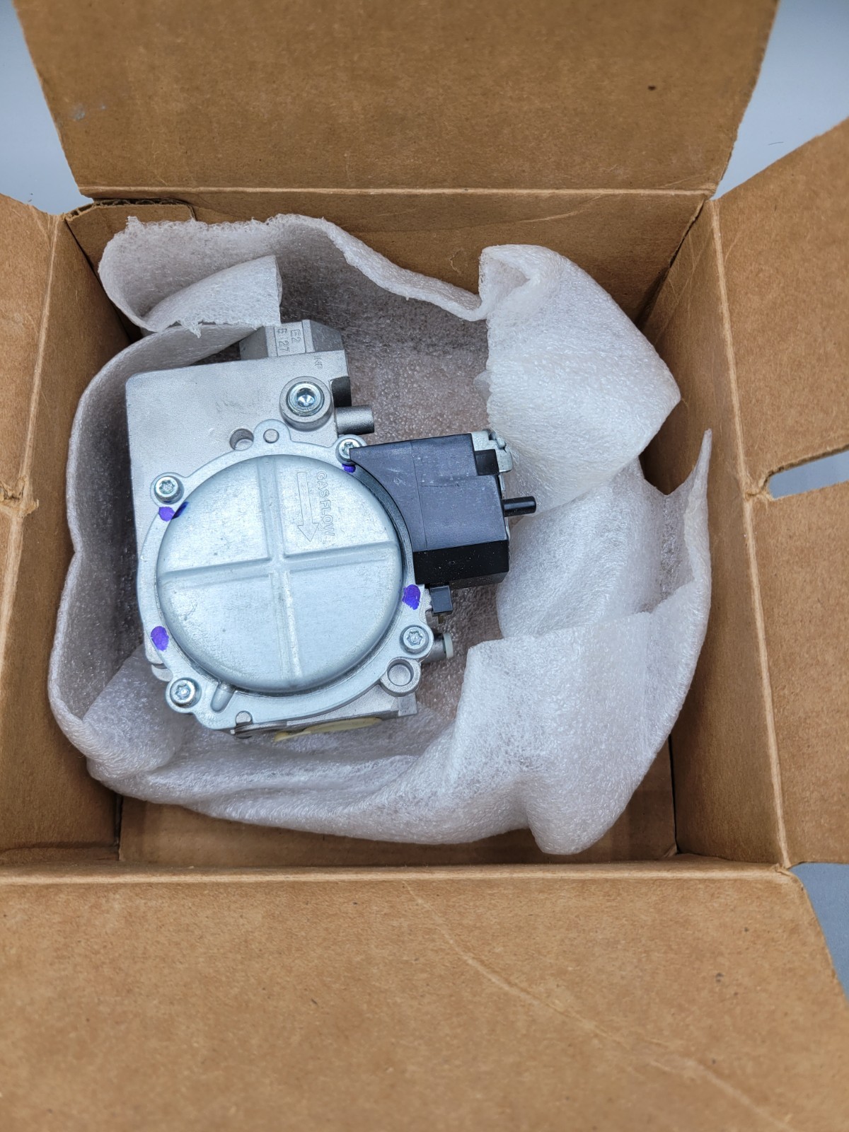 New Carrier EF32CW151 Gas Valve OEM 24V 3.5 WC Natural Gas 36J52-500