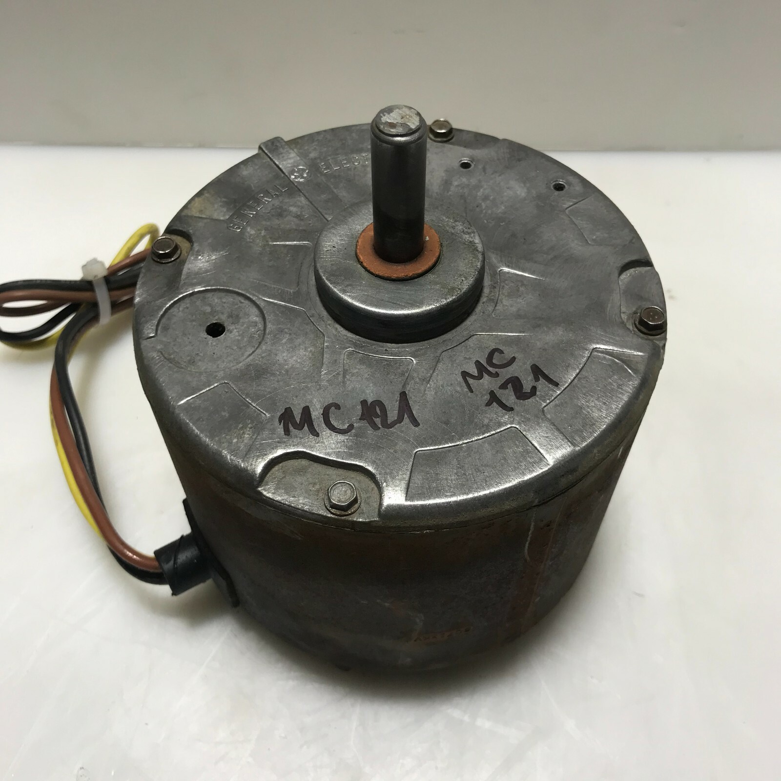 GE 5KCP39FGS071S Carrier HC39GE236A Condenser Fan Motor 1/4 HP 230V used #MC121