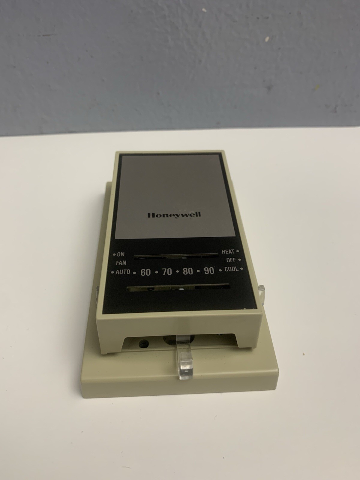Vintage Honeywell T834C1137 Manual Mechanical Heat Cool Thermostat