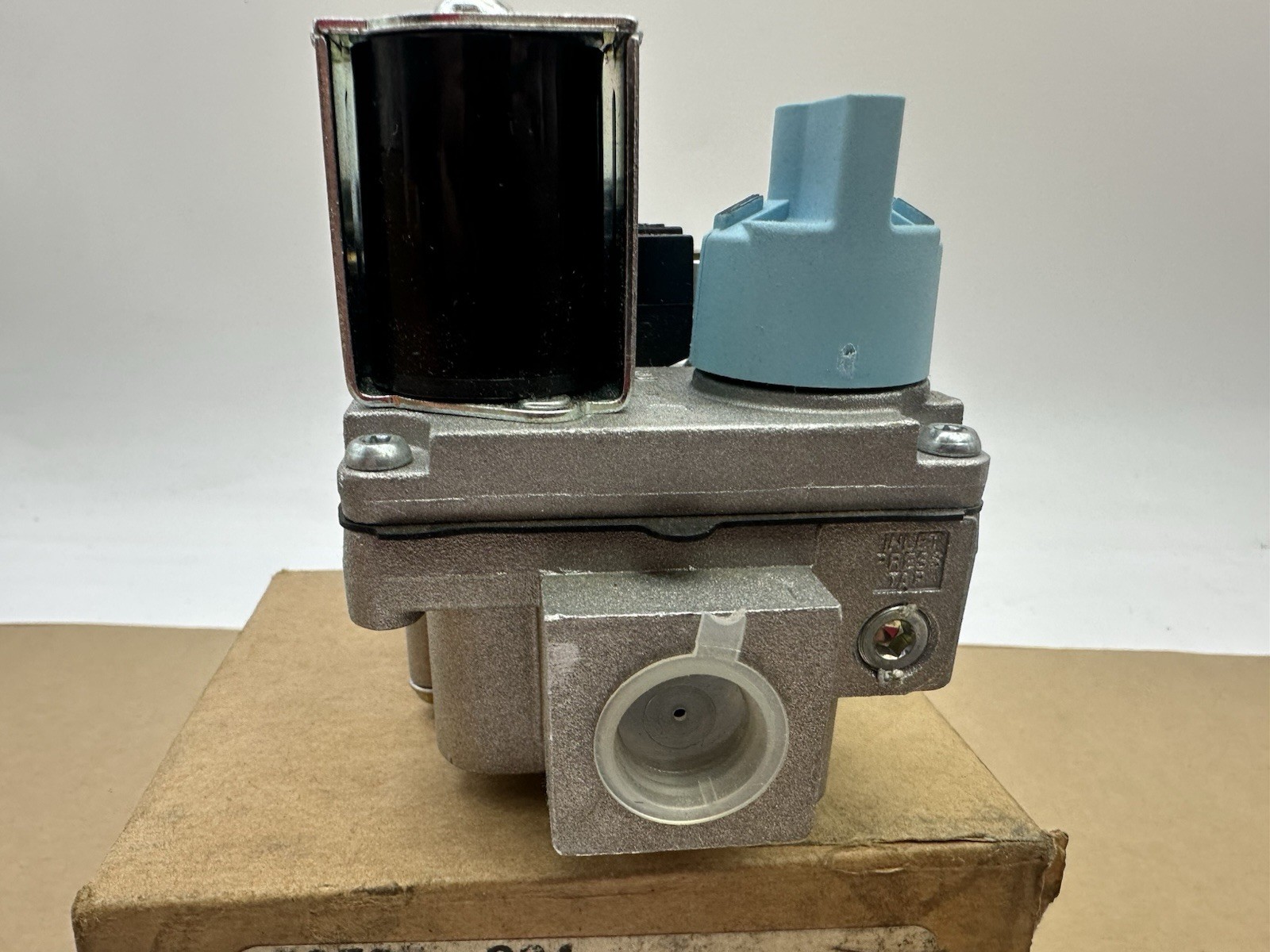 White Rodgers 36E93 304 Manifold Gas Valve New Old Stock In Box