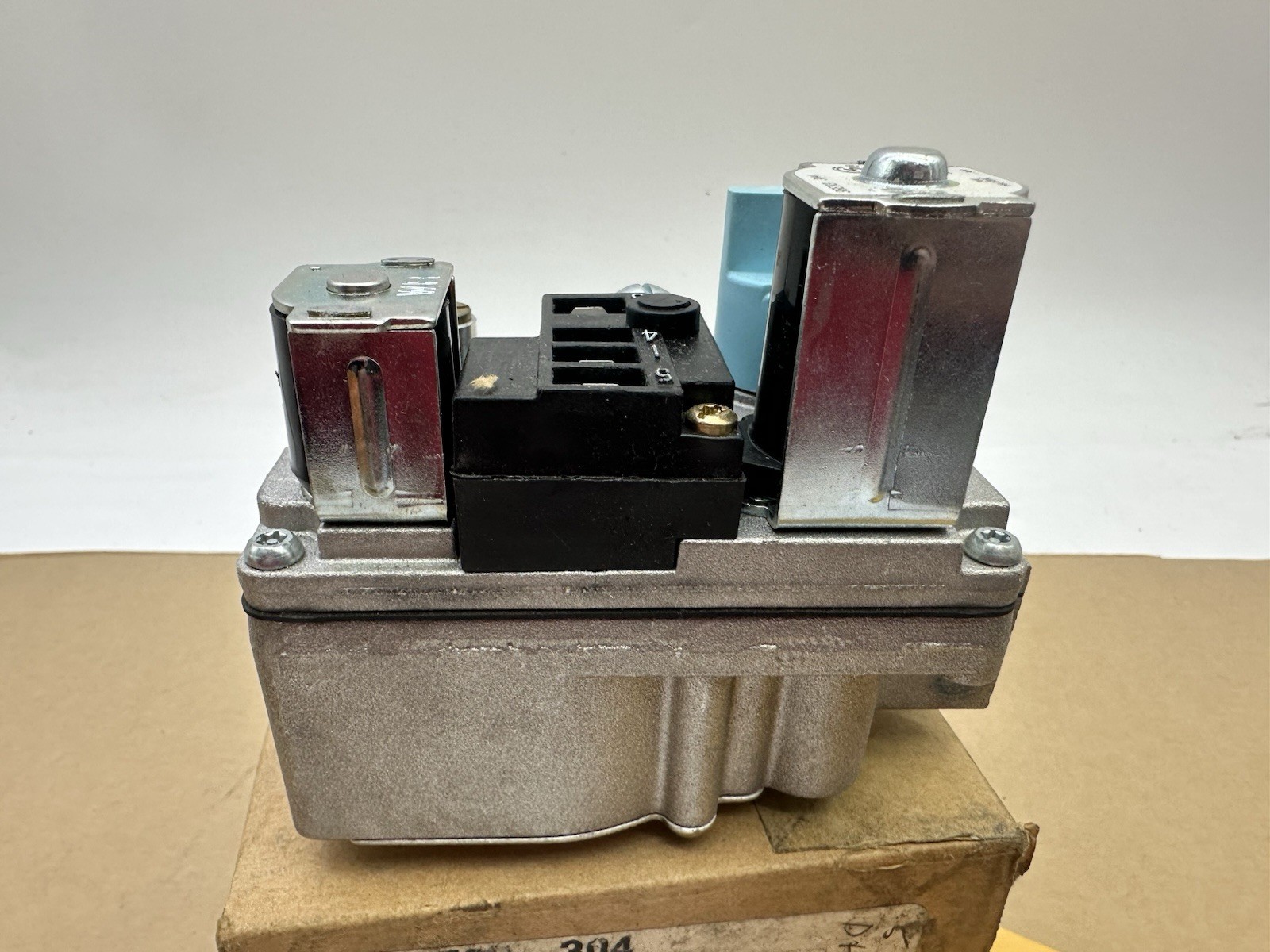 White Rodgers 36E93 304 Manifold Gas Valve New Old Stock In Box