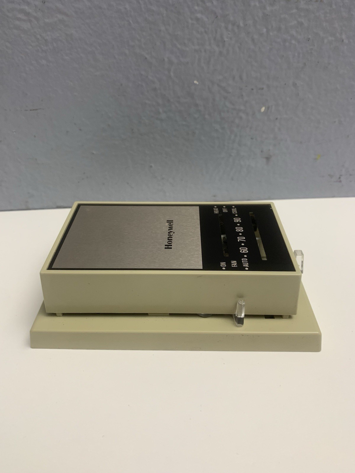 Vintage Honeywell T834C1137 Manual Mechanical Heat Cool Thermostat